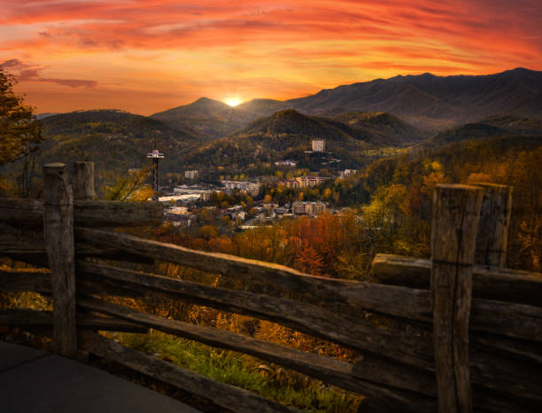 gatlinburg com vista para o nascer do sol - gatlinburg great smoky mountains national park nature water - fotografias e filmes do acervo