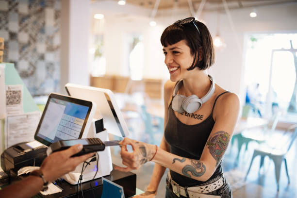 빈 레스토랑에서 비접촉식 신용 카드로 지불하는 여성 고객 - retail paying checkout counter cash register 뉴스 사진 이미지