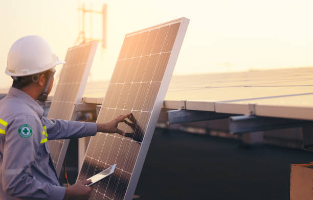 diseñar paneles solares fotovoltaicos estación comprueba con la tableta. concepto de tecnología energética - solar power station fotografías e imágenes de stock