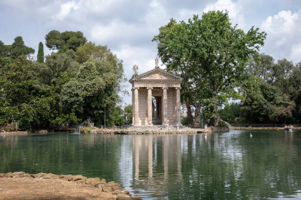 panoramiczny widok na świątynię asclepius (tempio di esculapio) i jezioro - villa italian culture facade ornamental garden zdjęcia i obrazy z banku zdjęć