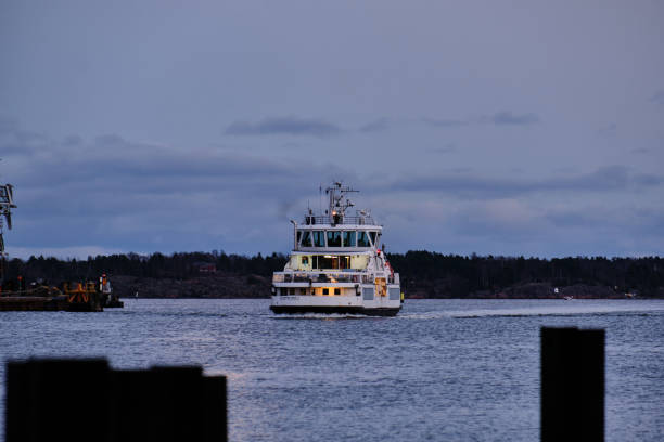 el ferry suomenlinna llega a helsinki. - suomenlinna fotografías e imágenes de stock