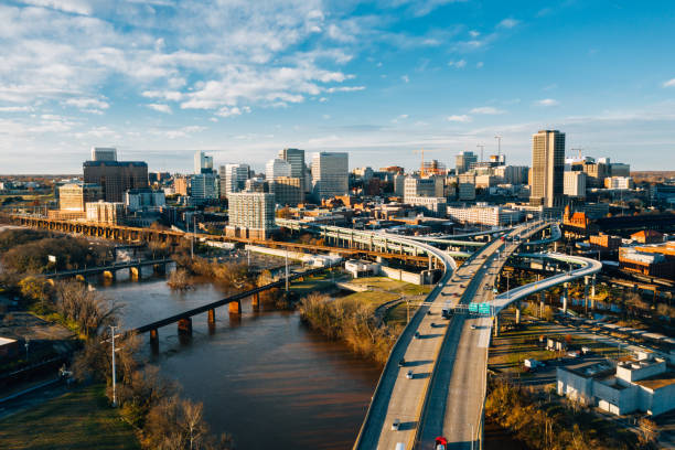 vista aérea skyline de richmond - richmond virginia virginia skyline urban scene - fotografias e filmes do acervo