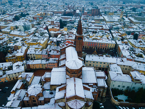 Nieve Piacenza vista aérea del Duomo en un frío día de invierno photo