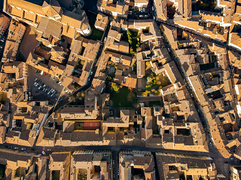 Piacenza Aerial vista panorámica al atardecer jardín y zona residencial en la parte histórica de la ciudad, Emilia Romagna, Italia photo