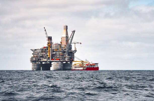 piattaforma offshore e nave di rifornimento, mare onda blu cielo limpido - isola di sakhalin foto e immagini stock