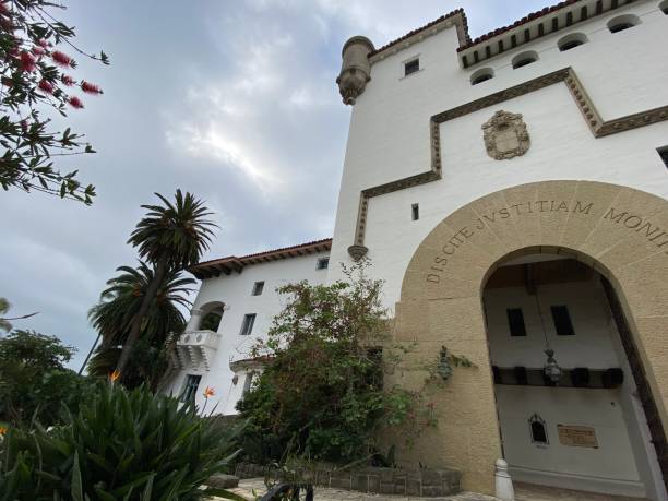 palacio de justicia del condado de santa bárbara - santa barbara county spanish culture courthouse arch fotografías e imágenes de stock