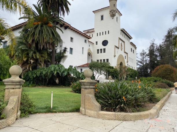 palacio de justicia del condado de santa bárbara - santa barbara county spanish culture courthouse arch fotografías e imágenes de stock