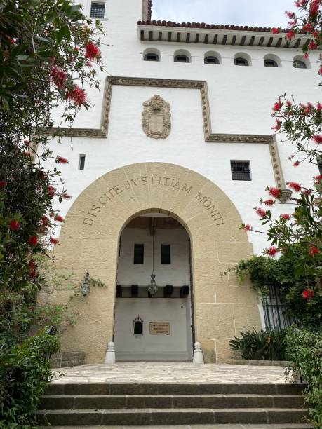 palacio de justicia del condado de santa bárbara - santa barbara county spanish culture courthouse arch fotografías e imágenes de stock