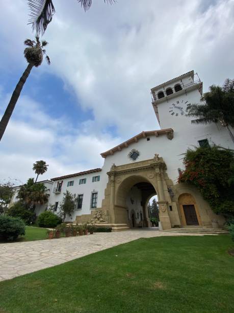 palacio de justicia del condado de santa bárbara - santa barbara county spanish culture courthouse arch fotografías e imágenes de stock