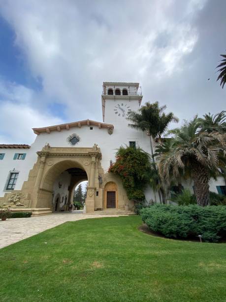 palacio de justicia del condado de santa bárbara - santa barbara county spanish culture courthouse arch fotografías e imágenes de stock