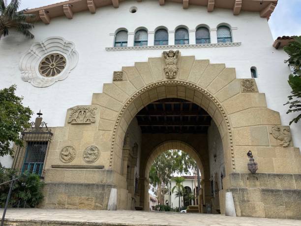 palacio de justicia del condado de santa bárbara - santa barbara county spanish culture courthouse arch fotografías e imágenes de stock