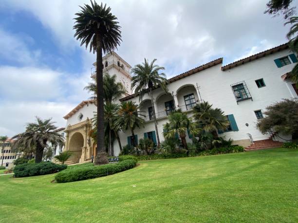 palacio de justicia del condado de santa bárbara - santa barbara county spanish culture courthouse arch fotografías e imágenes de stock