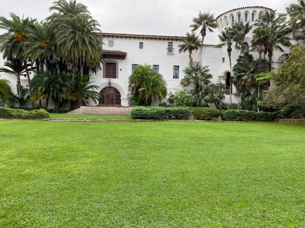 palacio de justicia del condado de santa bárbara - santa barbara county spanish culture courthouse arch fotografías e imágenes de stock