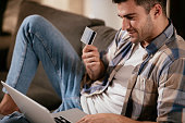 ich-kaufe-von-zu-hause-stock-foto.jpg?b=1&s=170x170&k=20&c=Nnz1iyI5Tfbf2qRxjRzKK2zbEBHPJMABoL4xYWaTIAw=