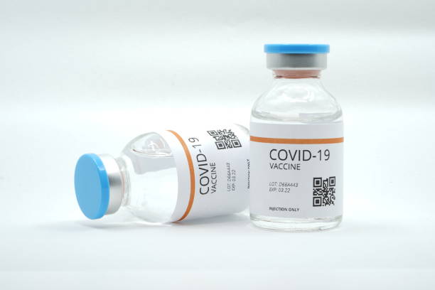 корона covid-19 вакцина пример изолированы с белым фоном - covid vaccine стоковые фото и изображения