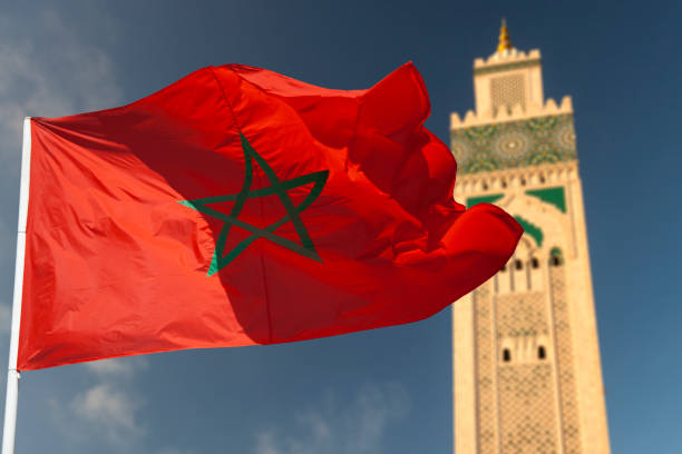 bandeira do marrocos no pátio da mesquita hassan ii em casablanca, marrocos. - morocco - fotografias e filmes do acervo