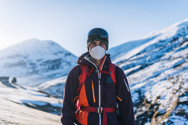 esquiador sertanejo relaxa em montanha snowy ridge pela manhã - telemark skiing fotos - fotografias e filmes do acervo