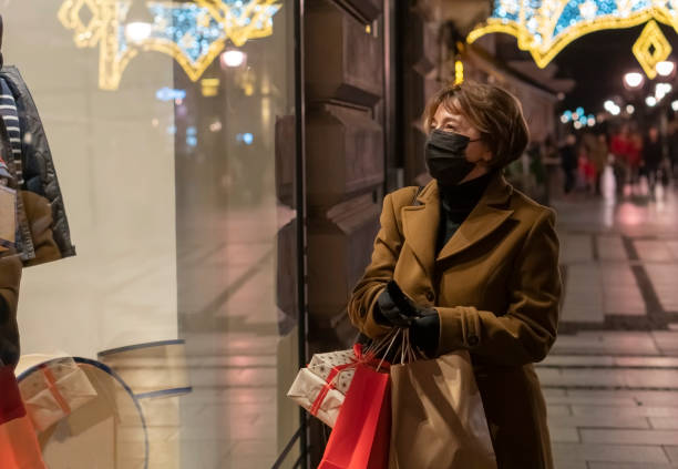 istock Christmas shopping 1290582415