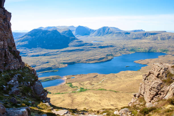 vista desde stac pollaidh hacia loch lurgainn, inverpolly, northwest highlands, escocia, reino unido. - inverpolly nature reserve fotografías e imágenes de stock