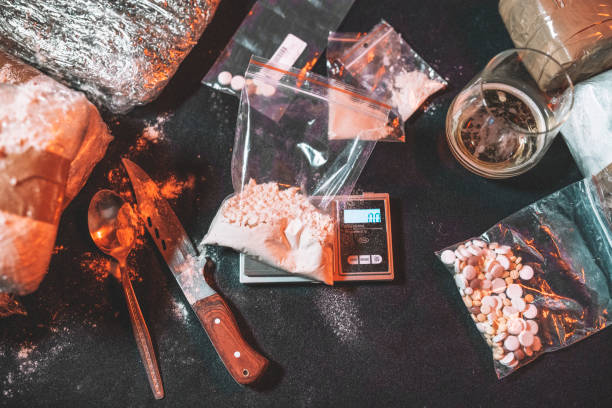 vue de drogues et d’armes sur la table. - meth lab photos et images de collection