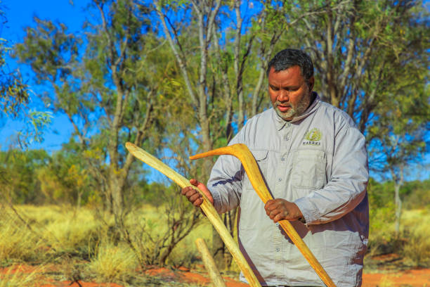 boomerang aborigène australien - northern territory aboriginal outback australian culture photos et images de collection