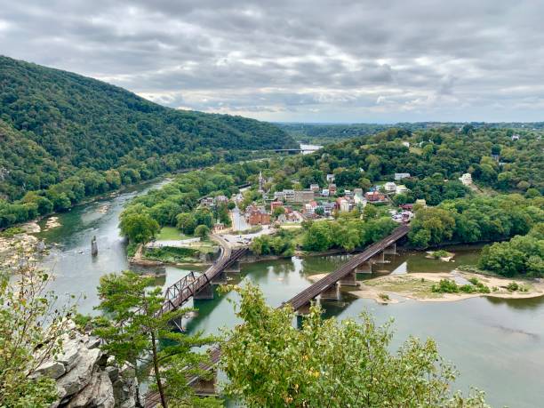 high angle view of harpers ferry w wirginii, stany zjednoczone - shenandoah river valley zdjęcia i obrazy z banku zdjęć