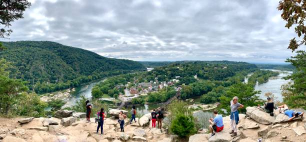 high angle view of harpers ferry w wirginii, stany zjednoczone - shenandoah river valley zdjęcia i obrazy z banku zdjęć