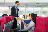 air-hostess-personal-airline-im-flugzeug-serviert-orangensaft-um-weibliche-passagier-in-der.jpg?b=1&s=170x170&k=20&c=0TA4A5NhgfGB3aKbqN_WNNOWqYiYYQMOga_5bhC9SrM=