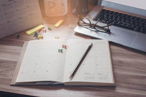 Pins on Calendar book for Planner and organizer to plan and reminder daily appointment, meeting agenda, schedule, timetable, and management of job, Work online from home. Calendar reminder event Conce pines en el libro de calendario para planificador y organizador para planificar y recordar cita diaria, agenda de reuniones, horario, horario, y la gestión del trabajo, trabajar en línea desde casa. evento de recordatorio de calendario conce