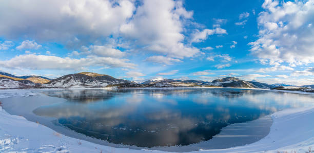 congelamento del lago di altitudine - lake dillon foto e immagini stock