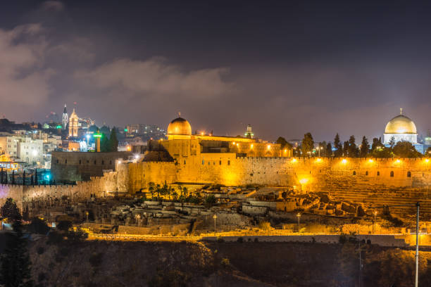 nocny widok na panoramę starego miasta jerozolima zbudowany na szczycie góry świątynnej, z kopułą siliver meczetu al-aksa i złotą kopułą skały - jerusalem old town dome of the rock city zdjęcia i obrazy z banku zdjęć