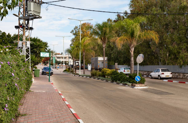главная улица мусульманского черкесского - адыгейская деревня кфар-кама, расположенная недалеко от назарета в галилее, на севере израиля - circassian стоковые фото и изображения