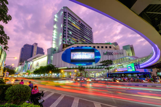 mbk center the famous lifestyle shopping mall in central bangkok in sunset twightlight with traffic light. - mbk imagens e fotografias de stock