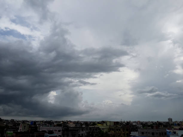 облачное небо над городом из-за низкого давления. черные облака - hurricane florida стоковые фото и изображения