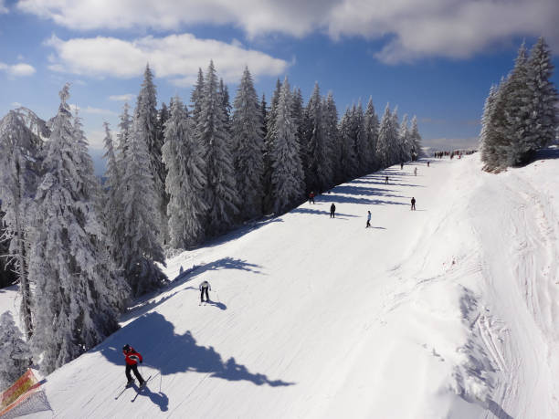 카르파티아 산맥의 ��스키 리조트, 부코벨, 우크라이나 - snow ski track color image colors 뉴스 사진 이미지