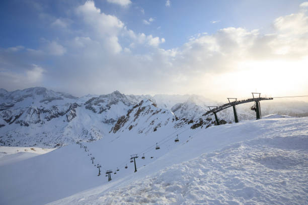 hochgebirgs-sonnenunterganglandschaft mit skilift. an der spitze. skigebiet italienische alpen. - skiing point of view stock-fotos und bilder