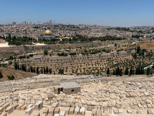 istock Mount of Olives - Jerusalem - Tombs - Cemetery 1290673861