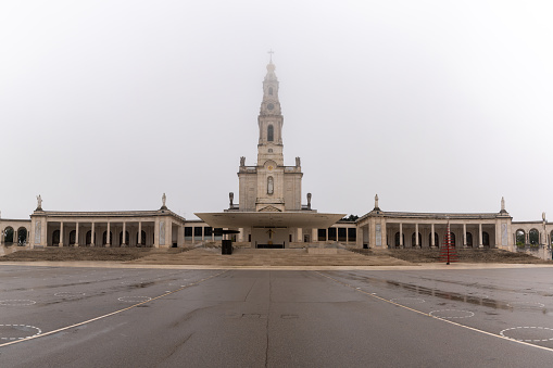 Nationale kathedraal in Washington DC op een mistige morgen in november 2023
