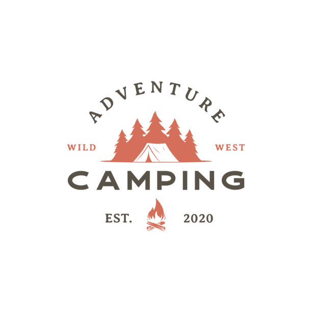 винтаж ретро лес кемпинг логотип эмблема летний кемпинг вектор иллюстрации с палаткой и сосновыми деревьями силуэт - camping stock illustrations