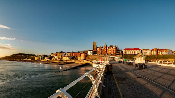 la ciudad costera de cromer en la costa de norfolk capturada desde el muelle victoriano - norfolk fotografías e imágenes de stock