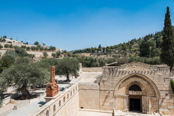 церковь гроба господня святой марии, также гробница девы марии, христианская гробница в долине кидрон, у подножия горы оливок, в иерусалиме  - sepulcher стоковые фото и изображения