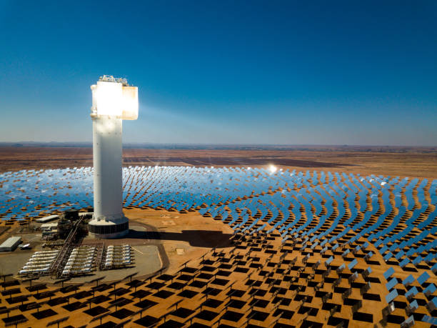 High view of heliostats at the Xi solar plant in South Africa A high view of turbine tower and heliostats at the Khi solar energy generation plant in the desert near Keimoes in the Northern Cape, South Africa. heliostat photos stock pictures, royalty-free photos & images