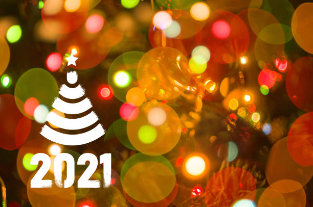 Christmas background-garlands with colorful lights on a decorated Christmas tree, bokeh, Happy New Year 2021 colored symbol and text in trendy flatten style design for seasonal holidays flyers, greetings and invitations cards and christmas themed congratulations and banners barras de fondo de navidad con luces de colores en un árbol de navidad decorado, bokeh, feliz año nuevo 2021 símbolo de color y texto en diseño de estilo aplanado de moda para las fiestas de temporada folletos, felicitaciones y tarjetas de invitaciones