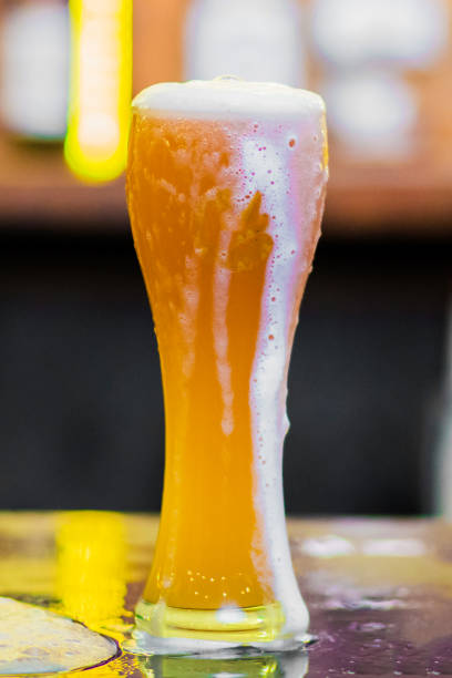 пивной коктейль из большого бокала мартини с листьями мяты - hard liquor color image photography brewery стоковые фото и изображения