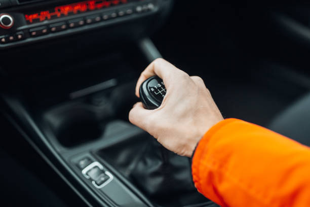 la mano del hombre cambia el cierre manual de la transmisión - gearshift change gear car fotografías e imágenes de stock