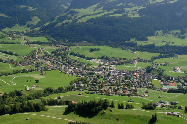 vue du château d’oex de lex mévils, suisse - chateau doex photos et images de collection