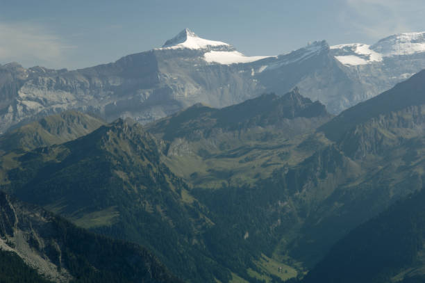 vue de pointe de cray, lex mévils, château d’oex, suisse - chateau doex photos et images de collection