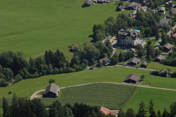 vue du château d’oex de lex mévils, suisse - chateau doex photos et images de collection