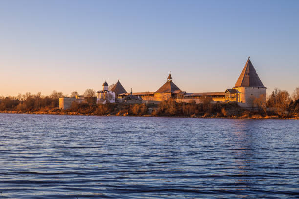 fortezza di staraya ladoga - surrounding wall sky river dome foto e immagini stock