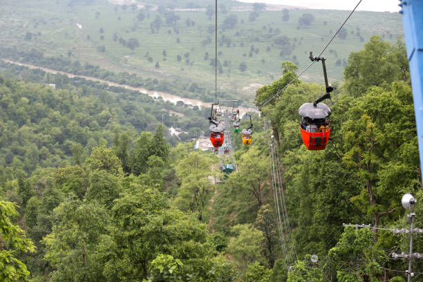 seilbahn zum chandi devi tempel, haridwar, indien - indian peaks stock-fotos und bilder